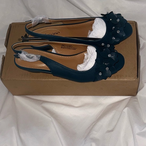 Flat heel shoes with flower detail - Picture 4 of 8